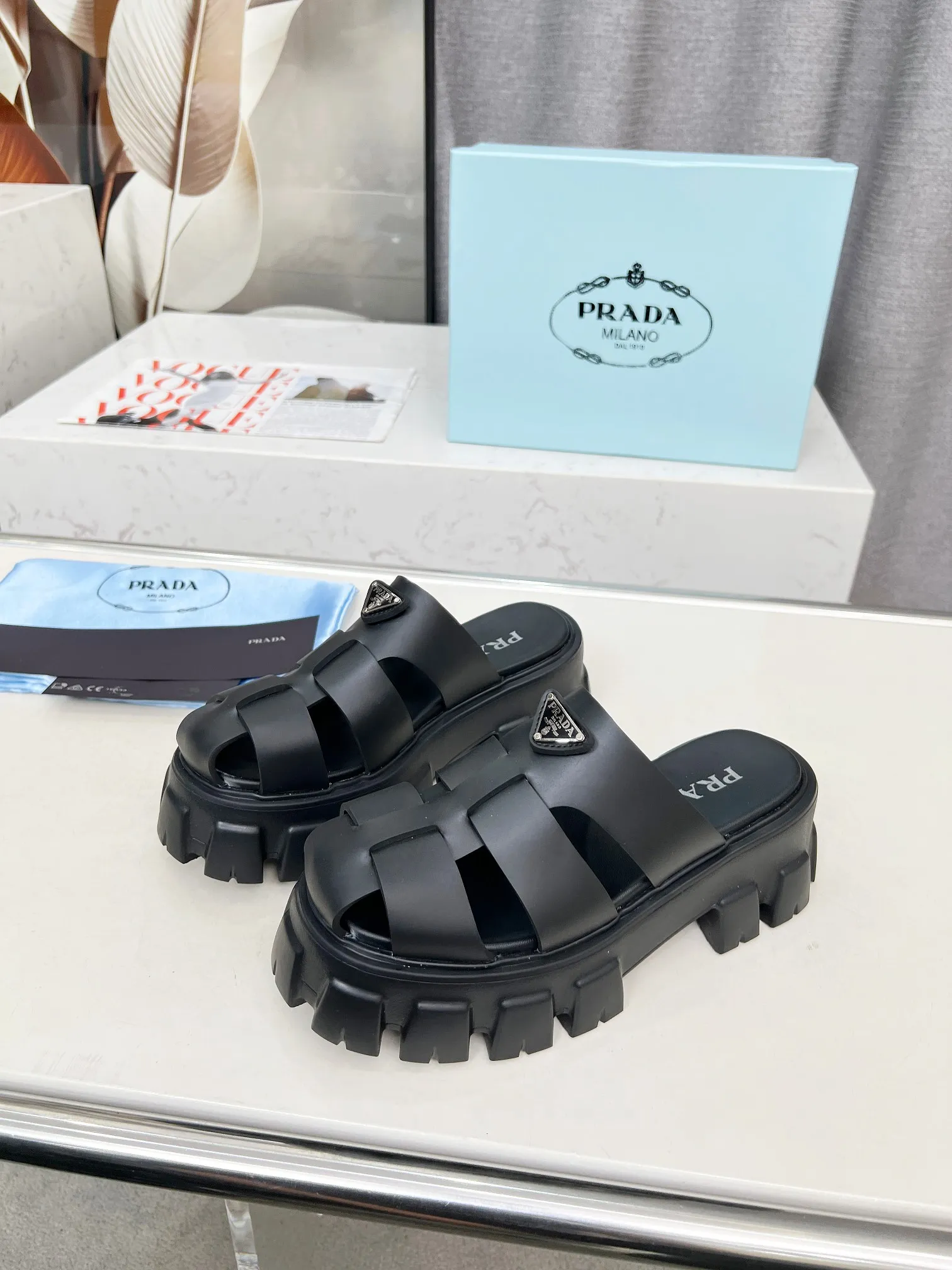 👟👟Ex-factory price 460👟👟 prada Roman shoes will definitely make you fall in love with them! The latest spring and summer sawtooth Roman braided thick-soled sandals E64, retro, fashionable and avant-garde gear teeth, 55mm thick-soled soles and uppers, making the whole pair of shoes light and comfortable. Bright colors, a variety of choices to satisfy fashionable people of different styles! The iconic metal triangle logo is paired with the shape of ancient beach sandals. Every design element is fashionable! Color: black and white Size: 35-41